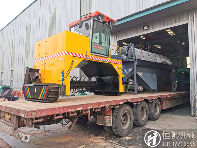 年產(chǎn)10萬噸有機肥顆粒生產(chǎn)線設(shè)備交付河北承德客戶(圖2) 河北承德履帶翻拋機