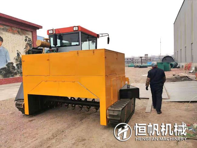 有機(jī)肥發(fā)酵過程中常見的問題與解決方法(圖2) 履帶翻拋機(jī)